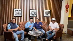 Dari kiri ke kanan, anggota Dewan Pakar Tim Pemenangan Nasional (TPN) Ganjar-Mahfud sekaligus Ketua Ganjar Center Poempida Hidayatulloh, Panglima Relawan Matahari Pagi Sutia Budi, dan Juru Bicara (Jubir) Timnas AMIN Asep Salwani di PHD 4K Forum Keadilan, Kamis 15/2/2024. I Merinda Faradianti/Forum Keadilan