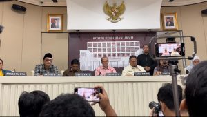 Ketua KPU RI Hasyim Asy'ari (tengah), Ketua Bawaslu RI Rahmat Bagja (Kiri) saat memberikan keterangan kepada media di Gedung KPU RI, Menteng, Jakarta Pusat, Kamis 15/2/2024. | Ari Kurniansyah/Forum Keadilan