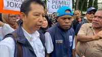 Fritz Alor Boy (kanan) bersama para peserta aksi demo di depan kantor KPU RI, Jumat 16/2/2024. I Ari Kurniansyah/Forum Keadilan