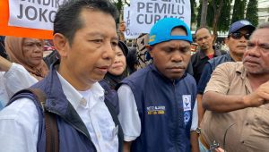 Fritz Alor Boy (kanan) bersama para peserta aksi demo di depan kantor KPU RI, Jumat 16/2/2024. I Ari Kurniansyah/Forum Keadilan