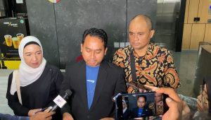 Ketua Awaslu Muhammad Mualimin (tengah) saat memberikan keterangan kepada media di kantor Bawaslu RI, Jl. M.H. Thamrin, Jakarta Pusat, Kamis 22/2/2024. I Ari Kurniansyah/Forum Keadilan
