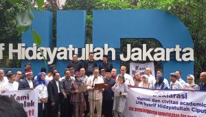 Civitas academica UIN Syarif Hidayatullah Jakarta saat membacakan Seruan Ciputat pada Senin, 5/2/2024 | M. Hafid/Forum Keadilan