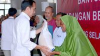Presiden Joko Widodo (Jokowi) menyerahkan Bantuan Cadangan Beras Pemerintah (CBP) kepada Keluarga Penerima Manfaat (KPM) di Gedung Kawasan Pertanian Terpadu, Kota Tangerang Selatan, Banten, Senin, 19/2/2024 | X @jokowi