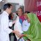 Presiden Joko Widodo (Jokowi) menyerahkan Bantuan Cadangan Beras Pemerintah (CBP) kepada Keluarga Penerima Manfaat (KPM) di Gedung Kawasan Pertanian Terpadu, Kota Tangerang Selatan, Banten, Senin, 19/2/2024 | X @jokowi