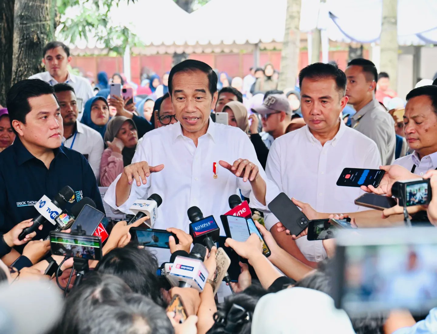 Presiden Joko Widodo saat bersilaturahmi dengan para Nasabah Program Membina Ekonomi Keluarga Sejahtera (Mekaar), di GOR Basket Bekasi, Jawa Barat, Jumat, 16/2/2024 | X @jokowi