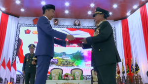 Presiden Republik Indonesia (RI) Joko Widodo (Jokowi) menganugerahkan pangkat istimewa berupa Jenderal TNI (HOR) kepada Menteri Pertahanan RI Prabowo Subianto di Rapim TNI-Polri 2024 di Gor Ahmad Yani, Mabes TNI, Cilangkap, Jakarta Timur, Rabu, 28/2/2024