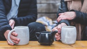 Ilustrasi Dua Orang Sedang Meminum Kopi | Ist