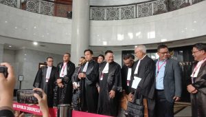 Ketua Tim Pembela Prabowo Subianto dan Gibran Rakabuming Raka, Yusril Ihza Mahendra memberi keterangan setelah sidang pemeriksaan pendahuluan sengketa Pilpres 2024 di Gedung MK, Jakarta Pusat, Rabu, 27/3/2024 |