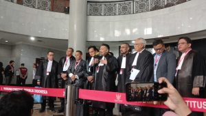 Anggota Tim Pembela Prabowo Subianto dan Gibran Rakabuming Raka, Otto Hasibuan, memberi keterangan setelah sidang pemeriksaan pendahuluan sengketa Pilpres 2024 di Gedung MK, Jakarta Pusat, Rabu, 27/3/2024. | Syahrul Baihaqi/Forum Keadilan