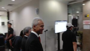 Pasangan capres-cawapres nomor urut 3 Ganjar Pranowo-Mahfud MD tiba di Mahkamah Konstitusi (MK) pada Rabu, 27/3/2024 Pasangan capres-cawapres nomor urut 3 Ganjar Pranowo-Mahfud MD tiba di Mahkamah Konstitusi (MK) pada Rabu, 27/3/2024.