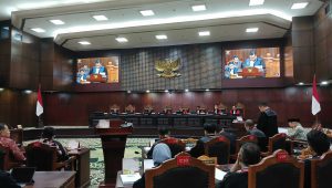 Kuasa Hukum KPU Hifdzil Alim dalam sidang sengketa Perselisihan Hasil Pemilihan Umum (PHPU) Pilpres 2024 yang dilangsungkan di Gedung Mahkamah Konstitusi, Jakarta Pusat, Kamis, 28/3/2024 | Syahrul Baihaqi/Forum Keadilan