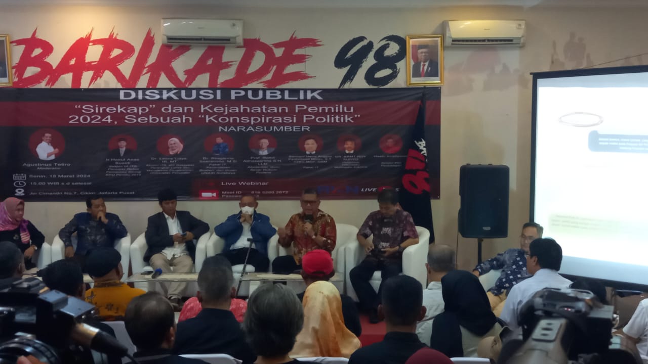 Sekretaris Jenderal (Sekjen) PDI Perjuangan Hasto Kristiyanto (kedua dari kanan) saat menjadi pembicara dalam diskusi yang diadakan Barikade 98 di Ckini, Menteng, Jakarta Pusat, Senin, 18/3/2024 | M. Hafid/Forum Keadilan