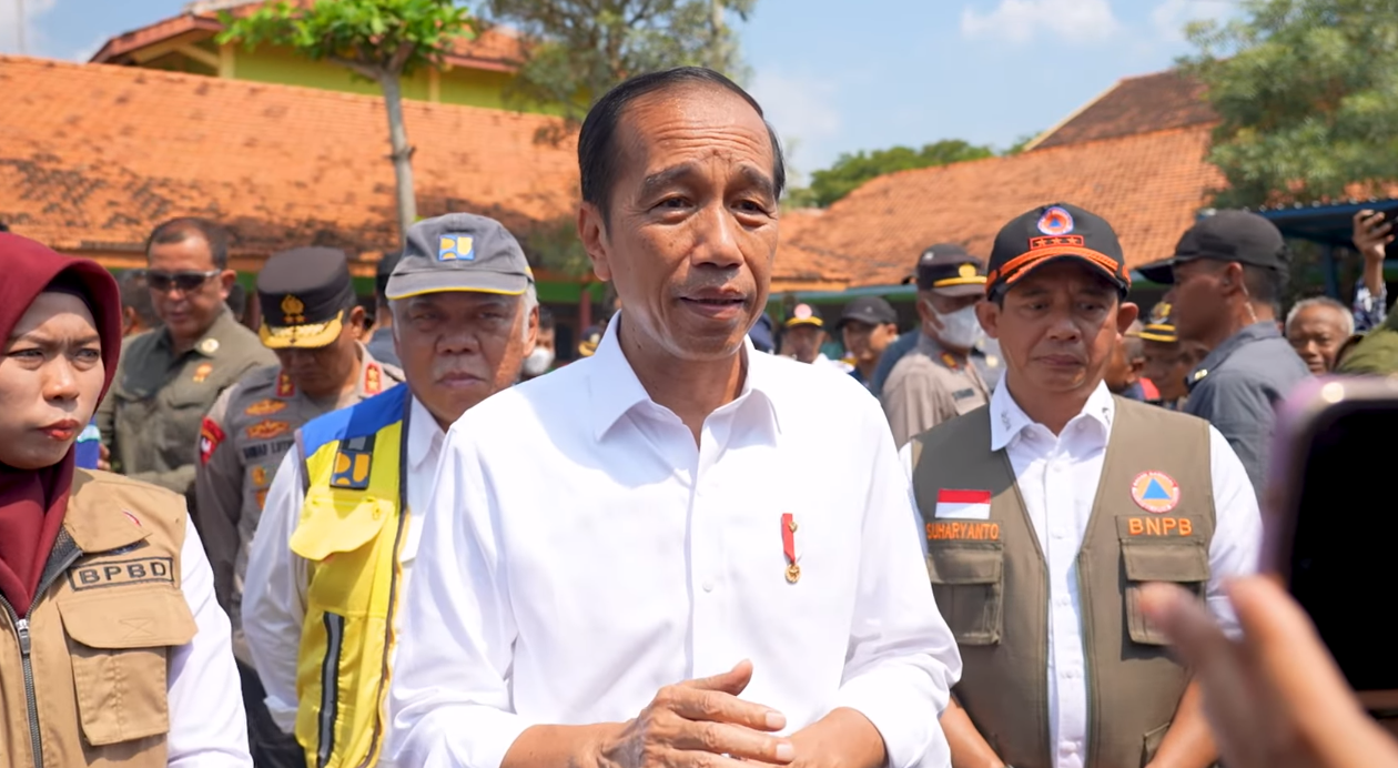 Jokowi Tinjau Banjir Demak, Pastikan Tanggul yang Jebol 15 Meter Sudah Ditutup