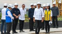 Presiden Joko Widodo meninjau progres pembangunan Kantor Presiden di Kawasan IKN, Kalimantan Timur, Jumat, 1/03/2024 | Dok. Humas Setkab