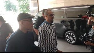 Mantan Ketua KPK Abraham Samad saat tiba di Mabes Polri, Jakarta Selatan, Jumat, 1/3/2024