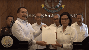 Jaksa Agung Sanitiar Burhanuddin Menerima 4 Laporan dugaan korupsi terkait pemberian fasilitas dari Lembaga Pembiayaan Ekspor Indonesia (LPEI) senilai Rp2,5 triliun yang diserahkan langsung oleh Menteri Keuangan (Menkeu) Sri Mulyani di Gedung Utama Kejagung, Jakarta, Senin, 18/3/2024. | Youtube Kejaksaan RI
