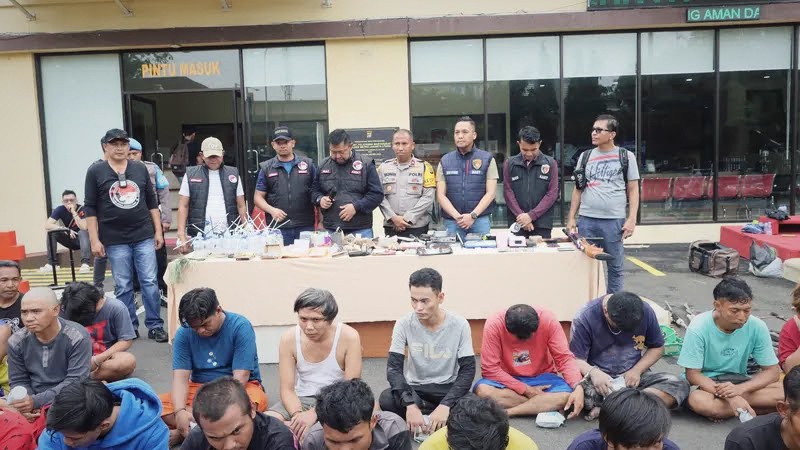 Polisi mengamankan 26 orang dalam penggerebekan di Kampung Bahari, Minggu 10/3/2024. | Ist