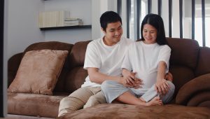 Potret suami dan istri yang sedang hamil