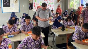 Menteri Koordinator Bidang Perekonomian Airlangga Hartarto menggelar simulasi program makan siang gratis di Sekolah Menengah Pertama Negeri 2 Curug (SMPN), Tangerang, Banten, Kamis, 29/2. | Dok Biro Klip Kemenko Perekonomian