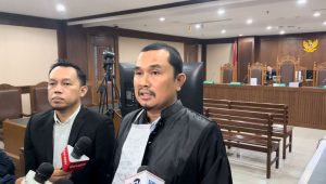 Emil Salim bersama kuasa hukum Masduki Khamdan Muhammad, Akbar Hidayatullah saat ditemui usai sidang eksepsi anggota nonaktif Panitia Pemilihan Luar Negeri (PPLN) Kuala Lumpur di Pengadilan Tindak Pidana Korupsi (Tipikor) PN Jakarta Pusat pada Kamis, 14 Maret 2024. I Merinda Faradianti/Forum Keadilan