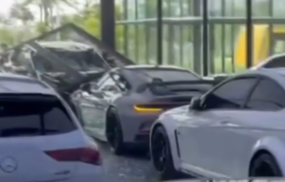 Viral Xpander Tabrak Porsche di Showroom, Pengemudi Jadi Tersangka