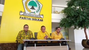 Dari kiri ke kanan, Wakil Ketua Umum Partai Golkar Ahmad Doli Kurnia, Sekjen Partai Golkar Lodewijk Freidrich Paulus, Ketua Bappilu Partai Golkar Maman Abdurahman memberikan keterangan saat saat konferensi pers di DPP Golkar, Jakarta Barat, Kamis 21/3/2024. I M. Hafid/Forum Keadilan