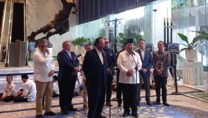 Prabowo Subianto dan Surya Paloh saat konferensi pers di Kantor DPP Nasdem Tower, Gondangdia, Menteng, Jakarta Pusat, Jumat, 22/3/2024. I M. Hafid/Forum Keadilan