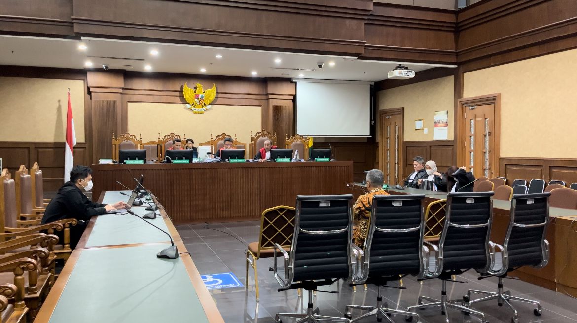 Terdakwa Windi Purnama mendengarkan putusan kasus dugaan korupsi penyediaan menara BTS 4G di Pengadilan Tindak Pidana Korupsi (Tipikor) Jakarta Pusat pada Senin 25/3/2024. I Merinda Faradianti/Forum Keadilan