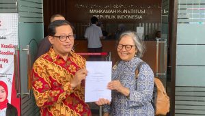 Guru Besar UI Sulistyowati dan Akademisi UNJ Ubedilah Badrun menyerahkan Amicus Curiae ke MK, Kamis, 28/3/2024. I Syahrul Baihaqi/Forum Keadilan