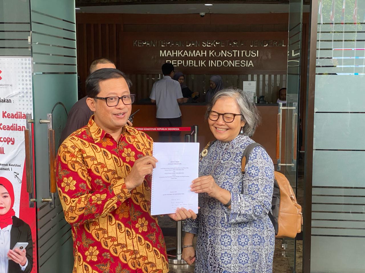 Guru Besar UI Sulistyowati dan Akademisi UNJ Ubedilah Badrun menyerahkan Amicus Curiae ke MK, Kamis, 28/3/2024. I Syahrul Baihaqi/Forum Keadilan