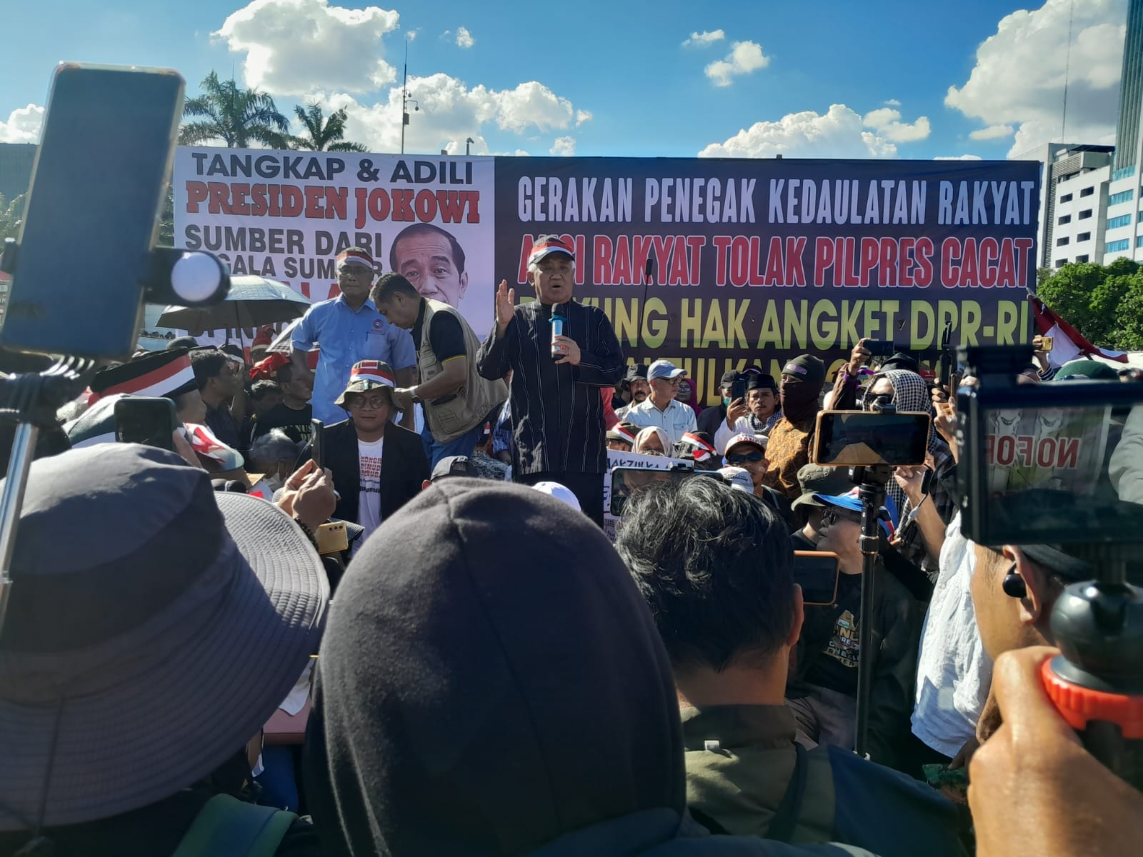 Din Syamsudin saat berorasi di atas panggung aksi demo di didepan Gedung DPR/MPR RI, Jakarta, Selasa 19/3/2024 | Novia Suhari/Forum Keadilan