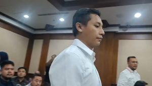 Mantan anggota Panitia Pemilihan Luar Negeri (PPLN) Kuala Lumpur, Malaysia, Masduki Khamdan Muchamad (MKM) menghadiri sidang perdana kasus penambahan data daftar pemilih tetap (DPT) Kuala Lumpur, Malaysia, di Pengadilan Negeri (PN) Jakarta Pusat, Rabu, 13/3/2024 | Merinda Faradianti/Forum Keadilan