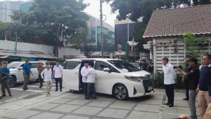 Ketua Umum Partai Kebangkitan Bangsa (PKB) Muhaimin Iskandar atau Cak Imin menyambut kedatangan Presiden terpilih 2024-2029 Prabowo Subianto di DPP PKB, Jakarta Pusat, Rabu, 24/4/2024.