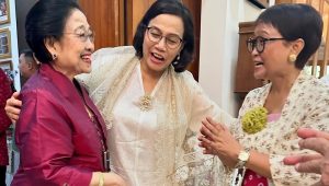 Menteri Keuangan (Menku) Sri Mulyani memposting foto dirinya bersama dengan Menteri Luar Negeri (Menlu) Retno Marsudi yang bersilaturahmi ke rumah Ketum PDI Perjuangan Megawati Soekarnoputri saat lebaran melalui Instagram miliknya @smindrawati