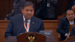 Menteri Koordinator Bidang Perekonomian Airlangga Hartarto dalam sidang sengketa Perselisihan Hasil Pemilihan Umum (PHPU) Pilpres 2024 di Gedung Mahkamah Konstitusi (MK), Jakarta Pusat, Jumat, 5/4/2024 | YouTube Mahkamah Konstitusi