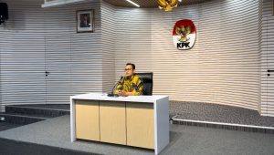 Kepala Bagian (Kabag) Pemberitaan Komisi Pemberantasan Korupsi (KPK) Ali Fikri saat melakukan konferensi pers mengenai pemanggilan Bupati Sidoarjo, Jawa Timur, Ahmad Muhdlor Ali alias Gus Muhdlor, Jumat, 19/4/2024 | Merinda Faradianti/Forum Keadilan