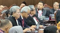 Ganjar Pranowo bersama dengan Tim Hukum dalam sidang putusan sengketa Pilpres 2024 di Gedung MK, Senin, 22/4/2024. I Syahrul Baihaqi