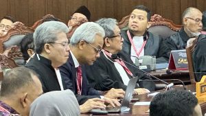 Ganjar Pranowo bersama dengan Tim Hukum dalam sidang putusan sengketa Pilpres 2024 di Gedung MK, Senin, 22/4/2024. I Syahrul Baihaqi