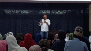 Direktur Eksekutif Tim Hukum Nasional Anies-Muhaimin (THN AMIN) Zuhad Aji Firmantoro saat jadi pembicara dalam acara halal bilahal di Tebet, Senin, 15/4/2024.