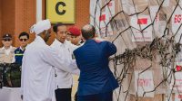 Presiden Republik Indonesia Joko Widodo (Jokowi) resmi melepas pengiriman bantuan kemanusiaan untuk warga Palestina dan Sudan dalam acara yang digelar di Pangkalan TNI AU Halim Perdanakusuma, Jakarta Timur, Rabu, 3/4/2024 pagi.