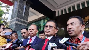 Tim Kuasa Hukum KPU Joshua Victor di Depan Gedung MK, Jakarta Pusat, Senin, 29/4/2024 | Novia Suhari/Forum Keadilan
