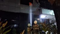 Proses pemadaman Gedung LBH YLBHO di Menteng, Jakarta Pusat, Minggu, 7/4/2024. | Instagram/HumasJackFire