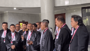 Kuasa hukum pasangan calon nomor urut 01 Anies Baswedan-Muhaimin Iskandar (AMIN) Bambang Widjojanto (yang berbicara) usai skorsing persidangan sengketa hasil Pilpres 2024 di Gedung Mahkamah Konstitusi, Jakarta Pusat, Rabu, 3/4/2024 | Ari Kurniansyah/Forum Keadilan Kuasa hukum pasangan calon nomor urut 01 Anies Baswedan-Muhaimin Iskandar (AMIN) Bambang Widjojanto (yang berbicara) usai skorsing persidangan sengketa hasil Pilpres 2024 di Gedung Mahkamah Konstitusi, Jakarta Pusat, Rabu, 3/4/2024 | Ari Kurniansyah/Forum Keadilan