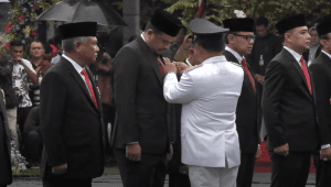 Wali Kota (Walkot) Medan, Bobby Nasution diberikan Tanda Kehormatan Satyalancana Karya Praja Nugraha upacara Hari Otonomi Daerah (Otda) XXVIII, di Balai Kota Surabaya, Kamis, 25/4/2024. | Kemendagri RI