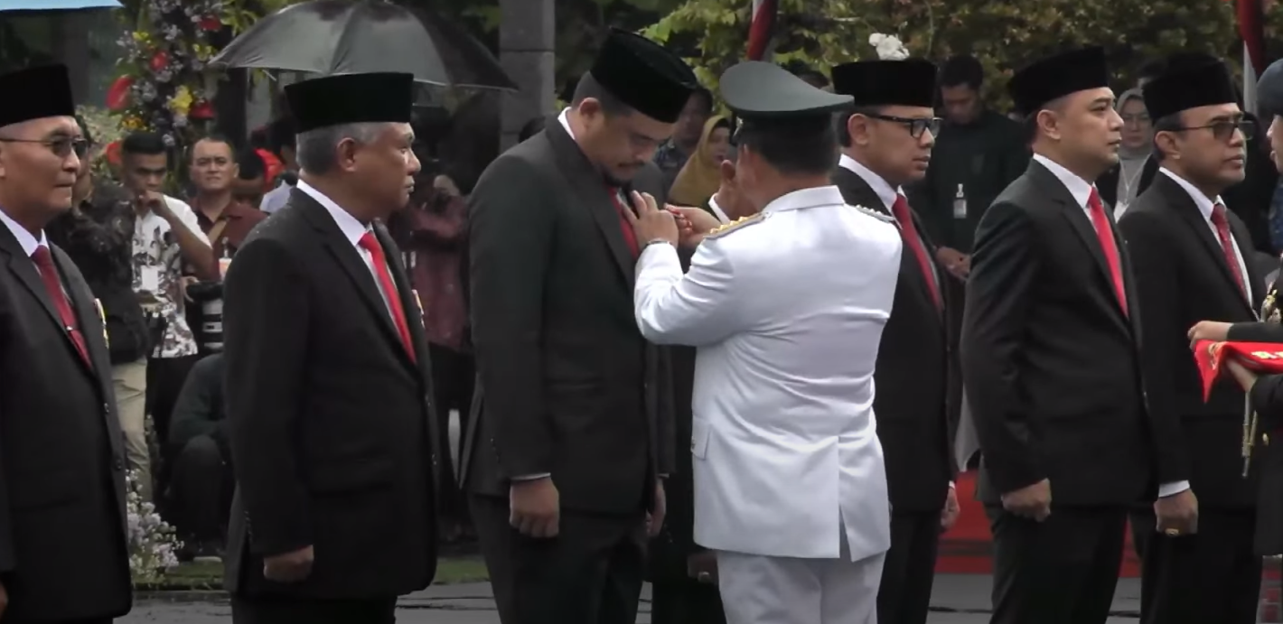 Walkot Medan Bobby Nasution Terima Tanda Kehormatan Satyalancana