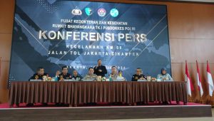 Konferensi Pers Kecelakaan KM 58 Tol Jakarta-Cikampek yang digelar di Rumah Sakit Bhayangkara Polri, Jakarta Timur, Senin, 15/4/2024 |