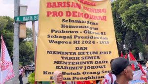 Prabowo Mania 08 berkumpul dan berjoget bersama di depan Gedung KPU RI untuk merayakan penetapan Prabowo-Gibran, Selasa, 24/4/2024. I Merinda Faradianti/Forum Keadilan
