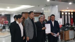 Tim hukum Ganjar Pranowo-Mahfud MD menyerahkan kesimpulan sengketa Perselisihan Hasil Pemilihan Umum (PHPU) Pilpres 2024 ke Mahkamah Konstitusi (MK), Selasa, 16/4/2024 | Syahrul Baihaqi/Forum Keadilan