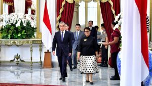 Menteri Luar Negeri (Menlu) Cina Wang Yi bersama dengan para stafnya dan didampingi oleh Menteri Luar Negeri (Menlu) Retno Marsudi, hadir di Istana Kepresidenan, Jakarta pada Kamis, 18/4/2024. | Dok - BPMI Setpres/Vico