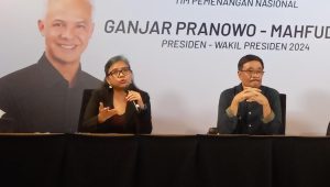 Pakar HTN Bivitri Susanti dan Ketua DPP PDI Perjuangan Djarot Siaful Hidayat saat konferensi pers di Media Center TPN Ganjar-Mahfud, Menteng, Jakarta Pusat, Senin, 1/4/2024. I M. Hafid/Forum Keadilan